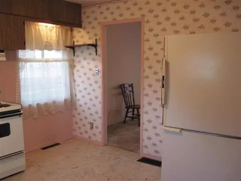 533 E Center St, Freeport, IL 61032 photo 5