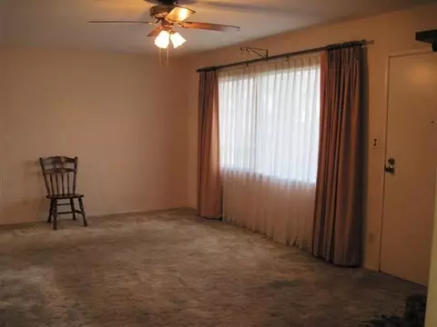 533 E Center St, Freeport, IL 61032 photo 2