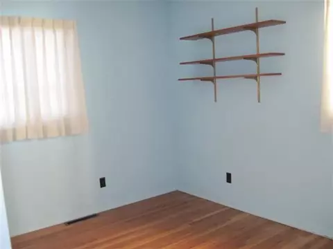 533 E Center St, Freeport, IL 61032 photo 8