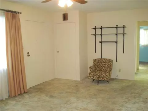 533 E Center St, Freeport, IL 61032 photo 3