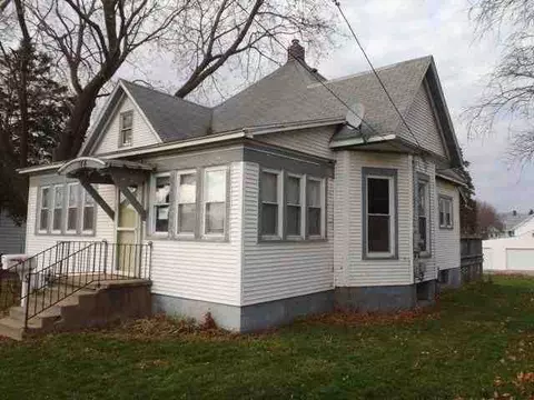 744 E Center St, Freeport, IL 61032 photo 3