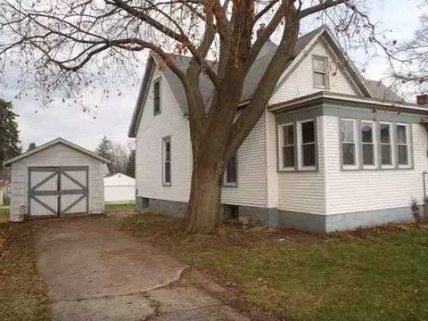 744 E Center St, Freeport, IL 61032 photo 2