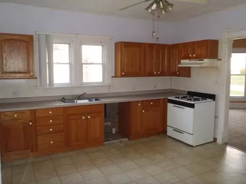 744 E Center St, Freeport, IL 61032 photo 9