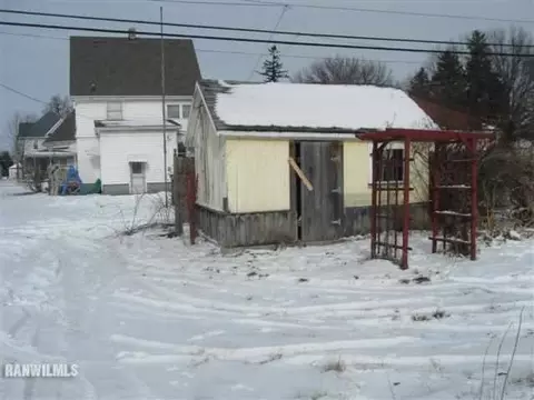 527 E Franklin St, Lanark, IL 61046 photo 2
