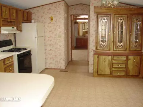 102 Fieldcrest, Freeport, IL 61032 photo 3