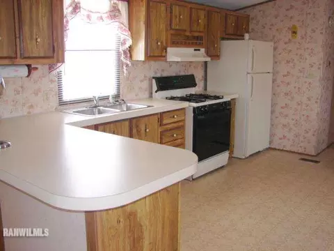 102 Fieldcrest, Freeport, IL 61032 photo 4