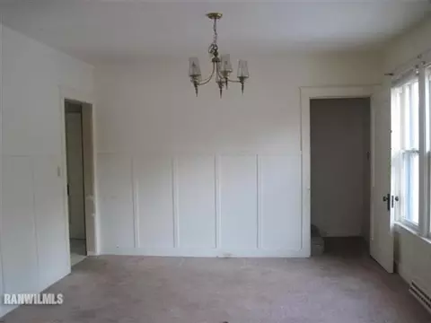 106 E Wayne St, Freeport, IL 61032 photo 4