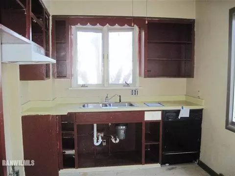 106 E Wayne St, Freeport, IL 61032 photo 5