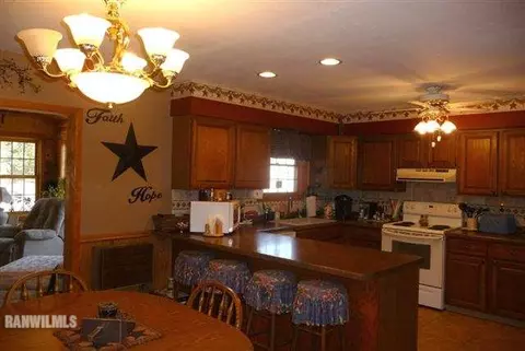 582 E Main, Benton, WI 53803 photo 3