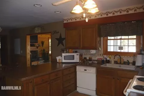 582 E Main, Benton, WI 53803 photo 4