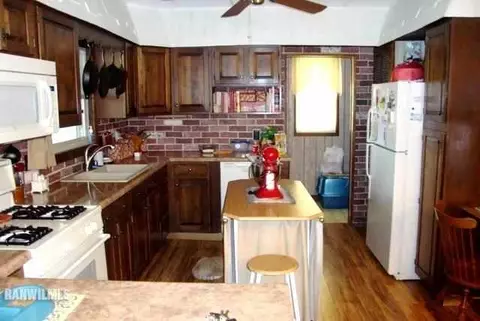 802 Empire St, Freeport, IL 61032 photo 4