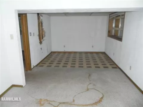 1555 E Deleon, Freeport, IL 61032 photo 8