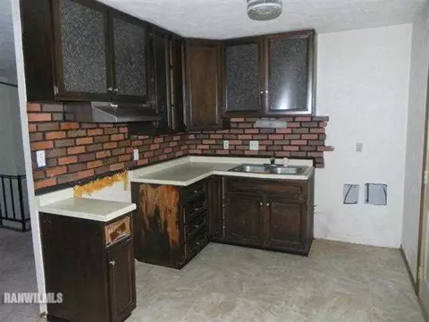 1555 E Deleon, Freeport, IL 61032 photo 2