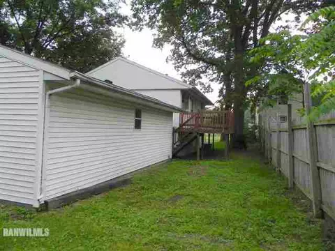 1555 E Deleon, Freeport, IL 61032 photo 5