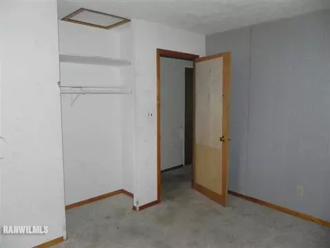 1555 E Deleon, Freeport, IL 61032 photo 7