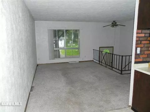 1555 E Deleon, Freeport, IL 61032 photo 3