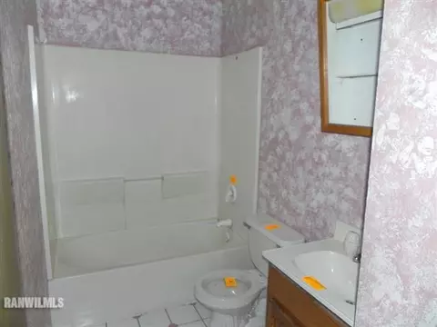 1555 E Deleon, Freeport, IL 61032 photo 4