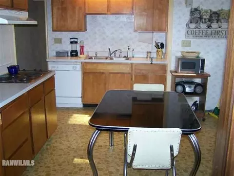 1378 Robert Dr, Freeport, IL 61032 photo 3