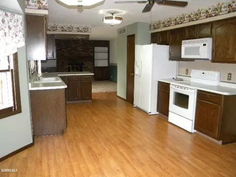 2195 Eagle Dr, Freeport, IL 61032 photo 2