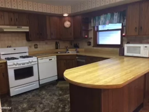1875 E Currier Rd, Freeport, IL 61032 photo 3