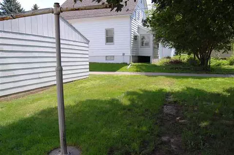 747 E Ctr, Freeport, IL 61032 photo 3