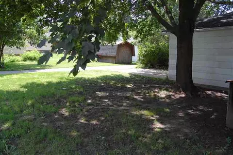 747 E Ctr, Freeport, IL 61032 photo 4