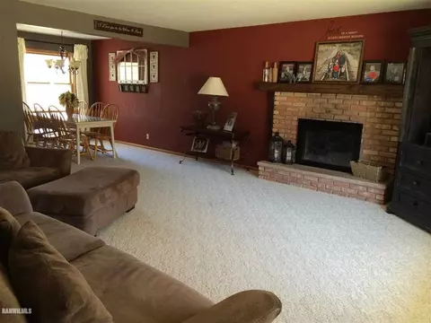 1822 Valleyview Dr, Freeport, IL 61032 photo 2