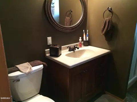 1822 Valleyview Dr, Freeport, IL 61032 photo 4