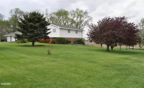 4510 E Lamm Rd, Freeport, IL 61032 photo 2