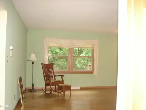 722 Towne Dr, Freeport, IL 61032 photo 2