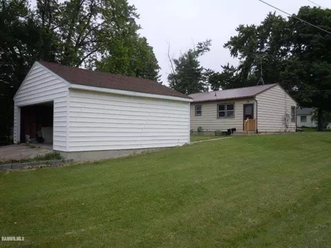 838 S 17th Ave, Freeport, IL 61032 photo 2