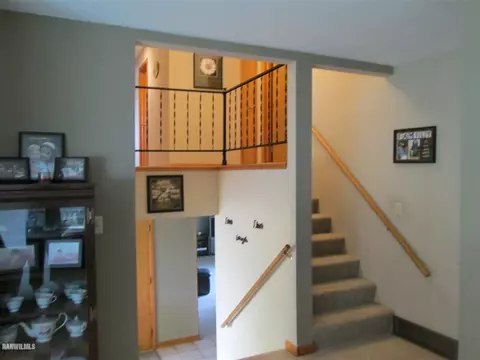 8 Park Crst, Freeport, IL 61032 photo 7