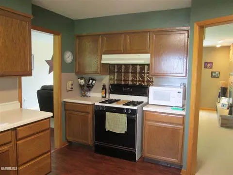 8 Park Crst, Freeport, IL 61032 photo 11