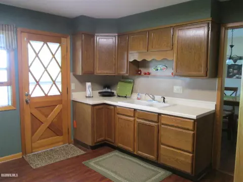 8 Park Crst, Freeport, IL 61032 photo 9