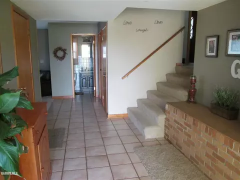 8 Park Crst, Freeport, IL 61032 photo 4