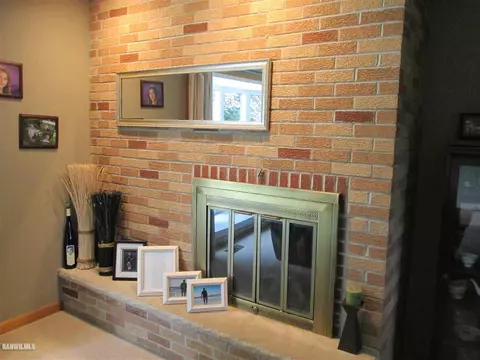 8 Park Crst, Freeport, IL 61032 photo 6