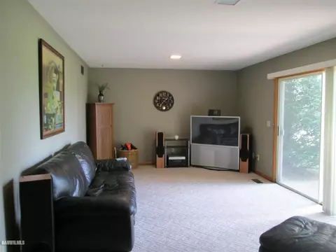 8 Park Crst, Freeport, IL 61032 photo 2