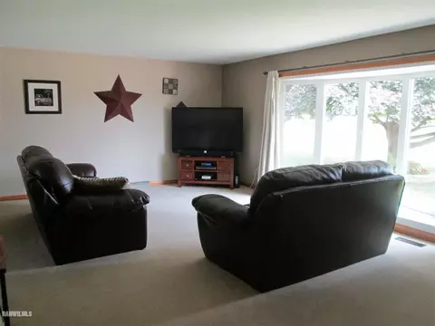 8 Park Crst, Freeport, IL 61032 photo 5