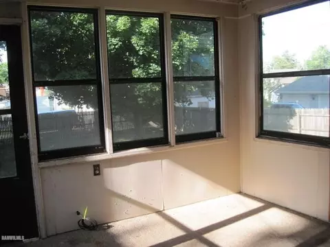 910 Empire St, Freeport, IL 61032 photo 9