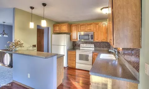2132 Middlebury, Freeport, IL 61032 photo 3