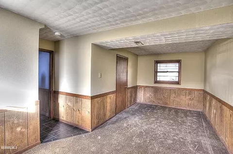 2132 Middlebury, Freeport, IL 61032 photo 11