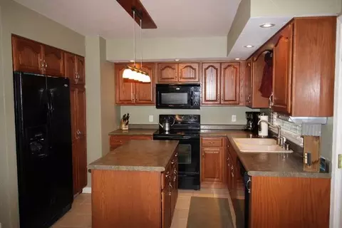 984 Monroe Dr, Freeport, IL 61032 photo 2