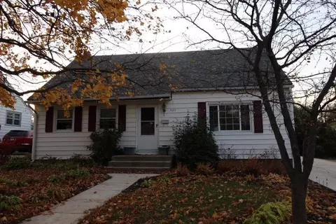 984 Monroe Dr, Freeport, IL 61032 photo 1