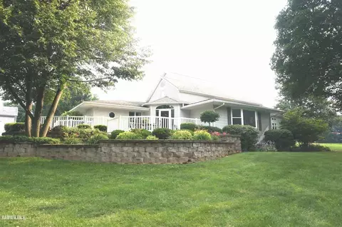 2560 E Maize Rd, Freeport, IL 61032 photo 1