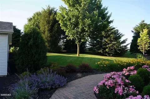 2560 E Maize Rd, Freeport, IL 61032 photo 4