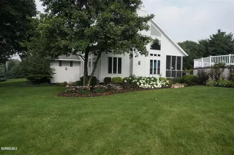 2560 E Maize Rd, Freeport, IL 61032 photo 3