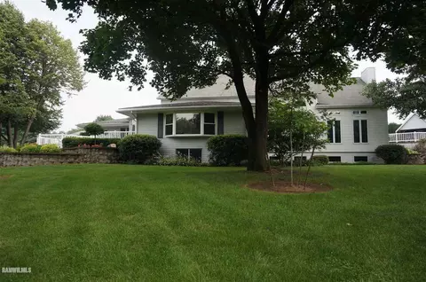 2560 E Maize Rd, Freeport, IL 61032 photo 2