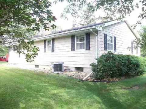 1857 Valley View Dr, Freeport, IL 61032 photo 2