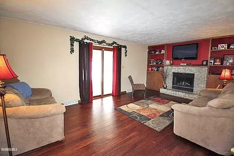 949 Mesa Dr, Freeport, IL 61032 photo 8