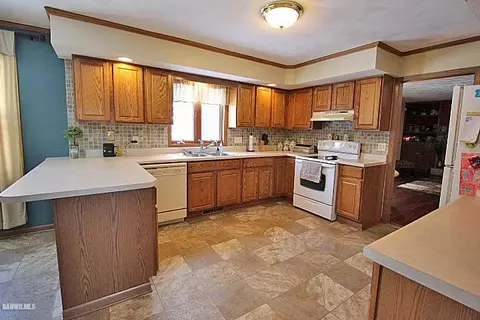 949 Mesa Dr, Freeport, IL 61032 photo 4